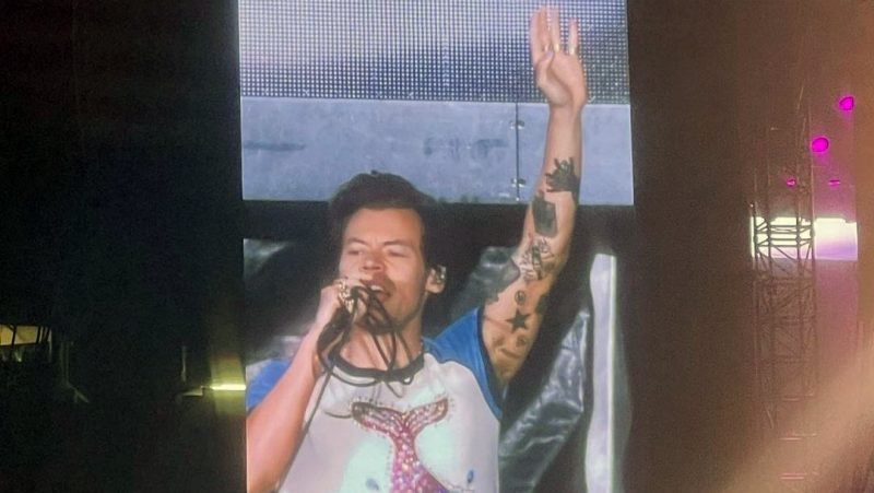WATCH: Harry Styles opened his Auckland sjpw with 'Tūtira Mai Ngā Iwi' and the crowd lost it