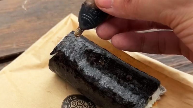 This viral sushi roll soy sauce hack is so simple I'm legit fuming I didn't think of it first